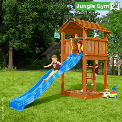Детский городок Jungle Gym Cottage Ваш ребенок растет истинным ценителем приключений? Он никогда не сидит на месте и стремится к открытиям? Тогда Детский городок Jungle Gym Cottage ему просто необходим! Башня, горка, песочница, лесенка с удобным расположением ступенек сделают игру интересной, комфортной и безопасной.
Допустимое количество детей - 6.
Максимальный вес ребенка - 50 кг.
Длина горки - 3 метра.
Размеры с горкой (ДхШхВ): 385 х 159 х 257 см.
